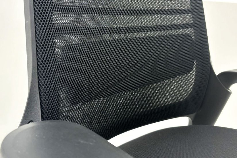 シリーズ1 スチールケース 中古 2024年製 ヘッドレスト付 Steelcase PARCEL Series1 中古オフィス家具 OAチェア ブラック画像