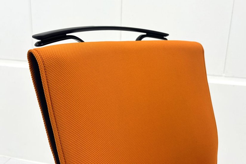コクヨ プントチェア 中古 ローバック 肘無 KOKUYO クッション 中古オフィス家具 中古オフィスチェア オレンジ画像