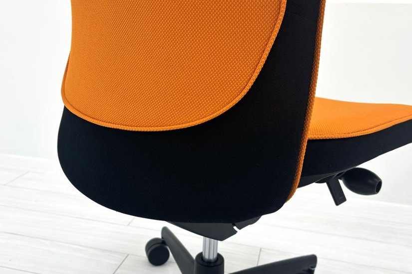 コクヨ プントチェア 中古 ローバック 肘無 KOKUYO クッション 中古オフィス家具 中古オフィスチェア オレンジ画像
