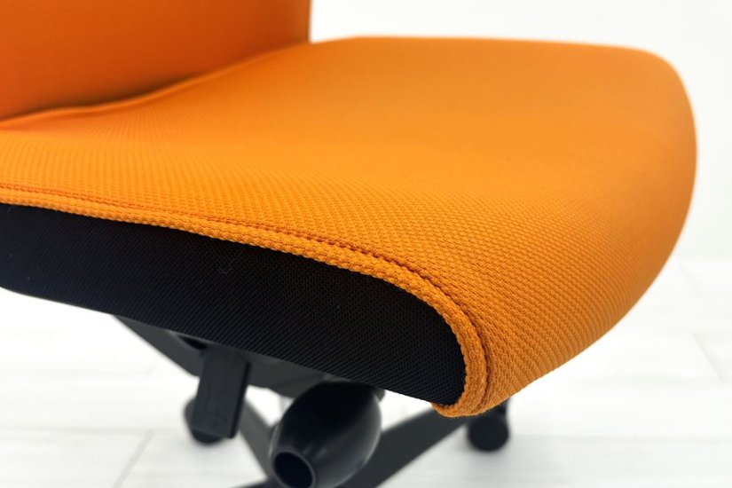 コクヨ プントチェア 中古 ローバック 肘無 KOKUYO クッション 中古オフィス家具 中古オフィスチェア オレンジ画像