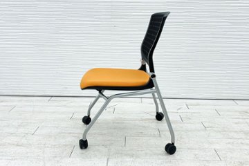 オカムラ グラータチェア 中古  ネスティングチェア ミーティングチェア 肘無 オレンジ 中古オフィス家具 の画像