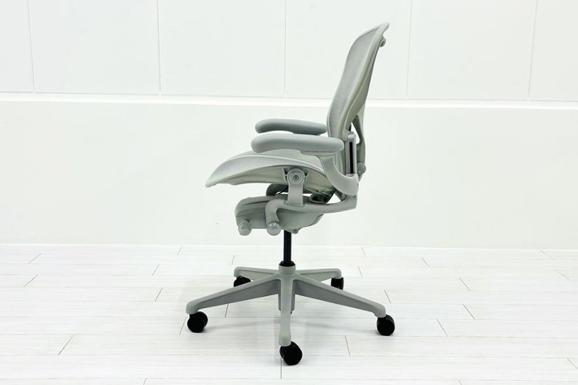 【未開封未使用品】 ハーマンミラー アーロンチェア リマスタード Bサイズ フル装備 中古 Herman Miller Aeron Chair Remastered 中古オフィス家具 ミネラル画像