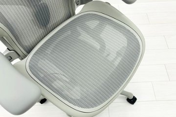 【未開封未使用品】 ハーマンミラー アーロンチェア リマスタード Bサイズ フル装備 中古 Herman Miller Aeron Chair Remastered 中古オフィス家具 ミネラル画像