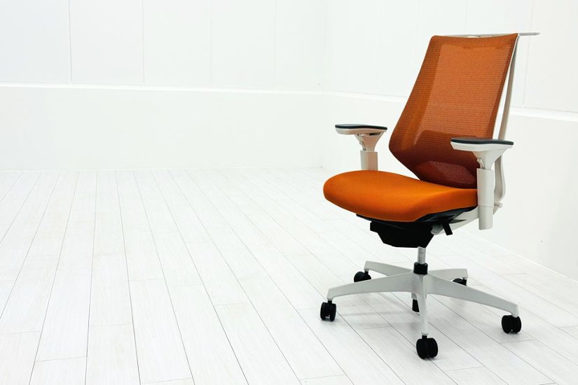 コクヨ デュオラチェア 中古 ハイバック 2016年製 KOKUYO Duora クッション 可動肘 中古オフィス家具 オレンジ画像