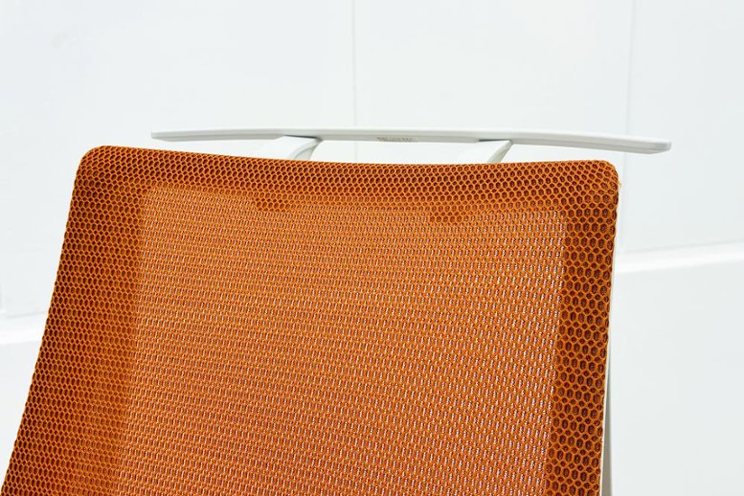 コクヨ デュオラチェア 中古 ハイバック 2016年製 KOKUYO Duora クッション 可動肘 中古オフィス家具 オレンジ画像