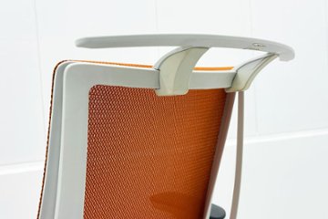 コクヨ デュオラチェア 中古 ハイバック 2016年製 KOKUYO Duora クッション 可動肘 中古オフィス家具 オレンジ画像