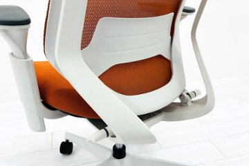 コクヨ デュオラチェア 中古 ハイバック 2016年製 KOKUYO Duora クッション 可動肘 中古オフィス家具 オレンジ画像