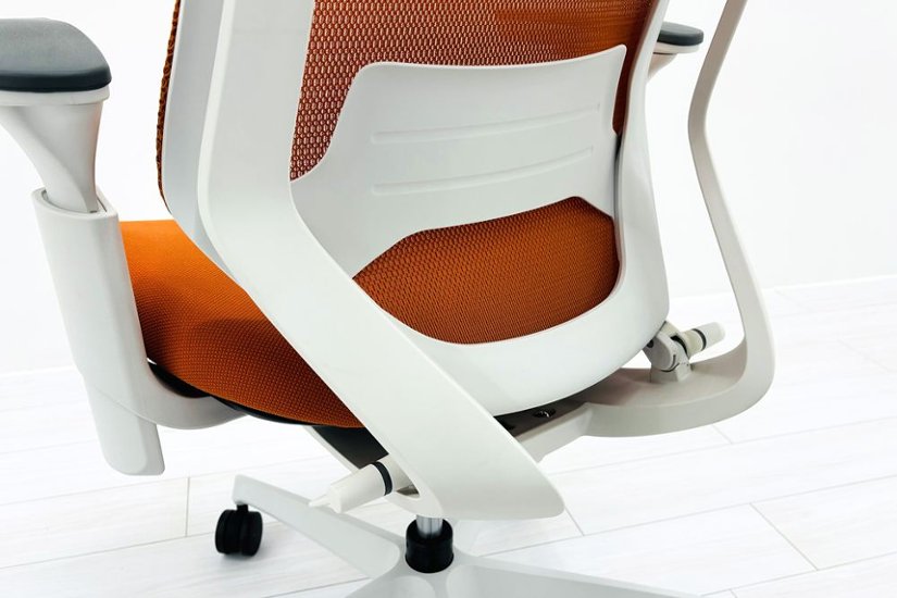 コクヨ デュオラチェア 中古 ハイバック 2016年製 KOKUYO Duora クッション 可動肘 中古オフィス家具 オレンジ画像