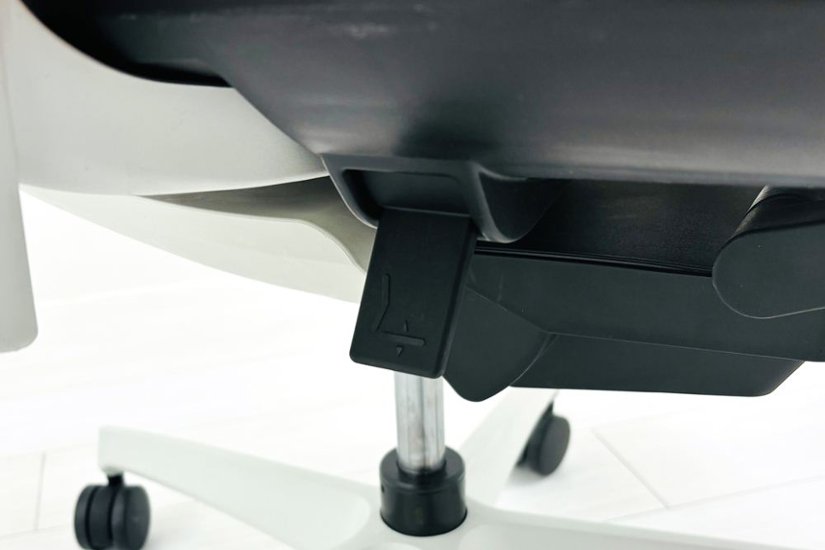 コクヨ デュオラチェア 中古 ハイバック 2016年製 KOKUYO Duora クッション 可動肘 中古オフィス家具 オレンジ画像