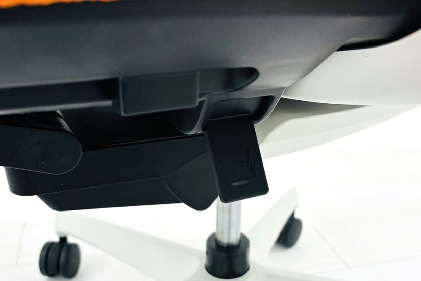 コクヨ デュオラチェア 中古 ハイバック 2016年製 KOKUYO Duora クッション 可動肘 中古オフィス家具 オレンジ画像