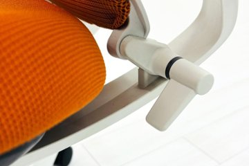 コクヨ デュオラチェア 中古 ハイバック 2016年製 KOKUYO Duora クッション 可動肘 中古オフィス家具 オレンジ画像