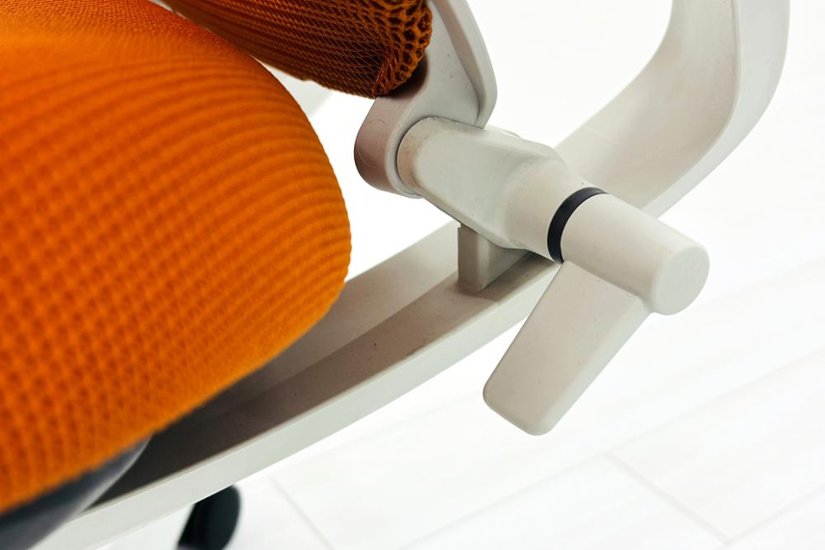 コクヨ デュオラチェア 中古 ハイバック 2016年製 KOKUYO Duora クッション 可動肘 中古オフィス家具 オレンジ画像