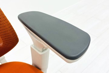 コクヨ デュオラチェア 中古 ハイバック 2016年製 KOKUYO Duora クッション 可動肘 中古オフィス家具 オレンジ画像