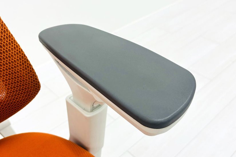 コクヨ デュオラチェア 中古 ハイバック 2016年製 KOKUYO Duora クッション 可動肘 中古オフィス家具 オレンジ画像