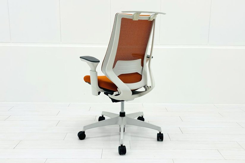 コクヨ デュオラチェア 中古 ハイバック 2016年製 KOKUYO Duora クッション 可動肘 中古オフィス家具 オレンジ画像
