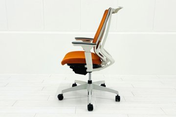 コクヨ デュオラチェア 中古 ハイバック 2016年製 KOKUYO Duora クッション 可動肘 中古オフィス家具 オレンジ画像