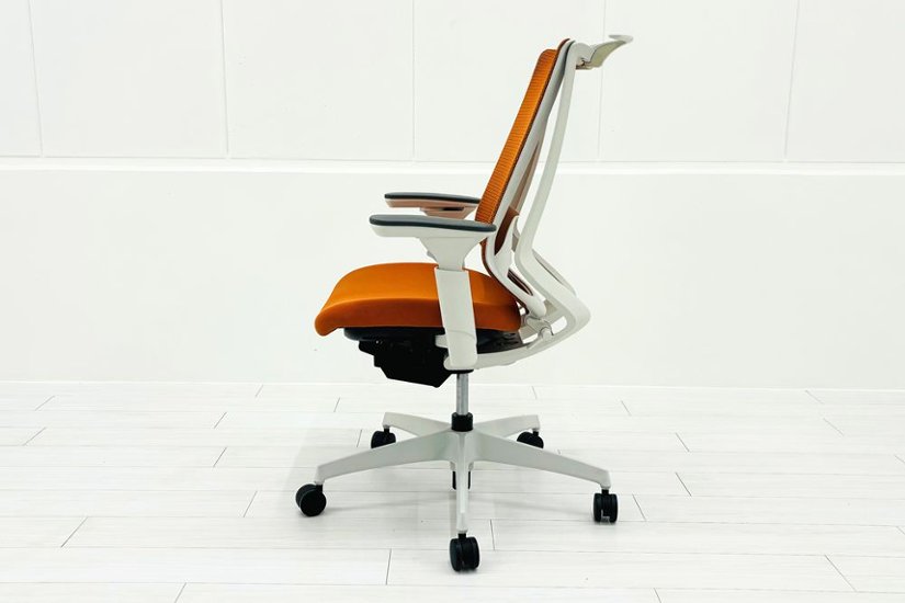 コクヨ デュオラチェア 中古 ハイバック 2016年製 KOKUYO Duora クッション 可動肘 中古オフィス家具 オレンジ画像