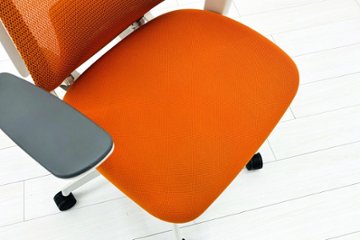 コクヨ デュオラチェア 中古 ハイバック 2016年製 KOKUYO Duora クッション 可動肘 中古オフィス家具 オレンジ画像
