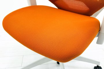 コクヨ デュオラチェア 中古 ハイバック 2016年製 KOKUYO Duora クッション 可動肘 中古オフィス家具 オレンジ画像