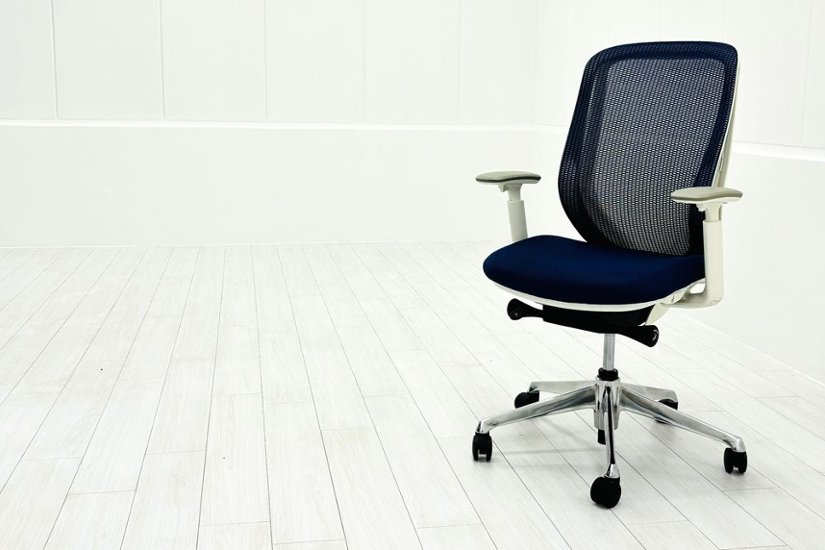 【ポリッシュ脚ピカピカ磨き有！】オカムラ シルフィーチェア 中古 2020年製 ハイバック 可動肘 OKAMURA Sylphy クッション 中古オフィス家具 C685BW-FMP3 ミディアムブルー画像