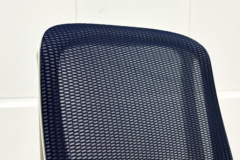 【ポリッシュ脚ピカピカ磨き有！】オカムラ シルフィーチェア 中古 2020年製 ハイバック 可動肘 OKAMURA Sylphy クッション 中古オフィス家具 C685BW-FMP3 ミディアムブルー画像