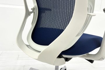 【ポリッシュ脚ピカピカ磨き有！】オカムラ シルフィーチェア 中古 2020年製 ハイバック 可動肘 OKAMURA Sylphy クッション 中古オフィス家具 C685BW-FMP3 ミディアムブルー画像