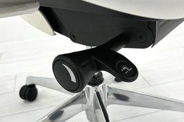 【ポリッシュ脚ピカピカ磨き有！】オカムラ シルフィーチェア 中古 2020年製 ハイバック 可動肘 OKAMURA Sylphy クッション 中古オフィス家具 C685BW-FMP3 ミディアムブルー画像