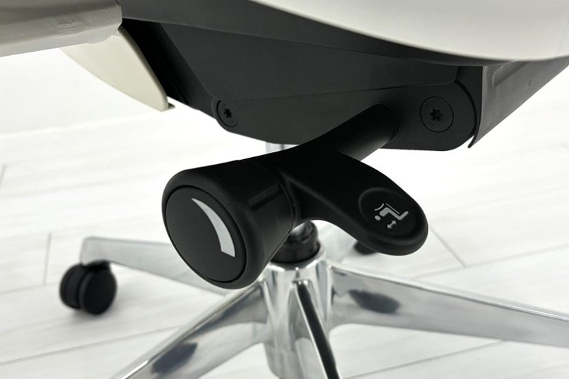 【ポリッシュ脚ピカピカ磨き有！】オカムラ シルフィーチェア 中古 2020年製 ハイバック 可動肘 OKAMURA Sylphy クッション 中古オフィス家具 C685BW-FMP3 ミディアムブルー画像