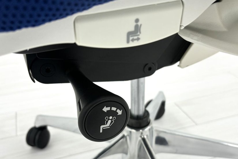 【ポリッシュ脚ピカピカ磨き有！】オカムラ シルフィーチェア 中古 2020年製 ハイバック 可動肘 OKAMURA Sylphy クッション 中古オフィス家具 C685BW-FMP3 ミディアムブルー画像