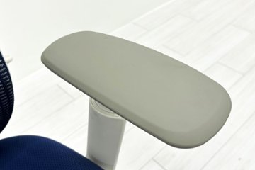 【ポリッシュ脚ピカピカ磨き有！】オカムラ シルフィーチェア 中古 2020年製 ハイバック 可動肘 OKAMURA Sylphy クッション 中古オフィス家具 C685BW-FMP3 ミディアムブルー画像