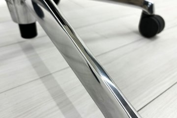 【ポリッシュ脚ピカピカ磨き有！】オカムラ シルフィーチェア 中古 2020年製 ハイバック 可動肘 OKAMURA Sylphy クッション 中古オフィス家具 C685BW-FMP3 ミディアムブルー画像