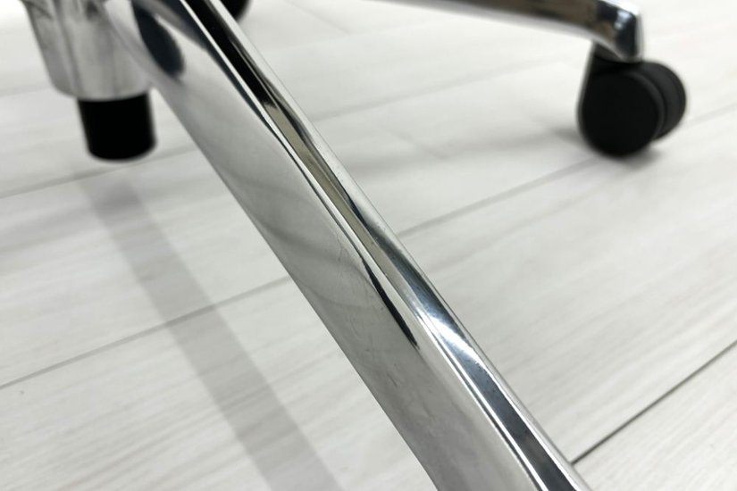 【ポリッシュ脚ピカピカ磨き有！】オカムラ シルフィーチェア 中古 2020年製 ハイバック 可動肘 OKAMURA Sylphy クッション 中古オフィス家具 C685BW-FMP3 ミディアムブルー画像