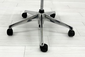 【ポリッシュ脚ピカピカ磨き有！】オカムラ シルフィーチェア 中古 2020年製 ハイバック 可動肘 OKAMURA Sylphy クッション 中古オフィス家具 C685BW-FMP3 ミディアムブルー画像