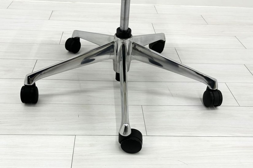 【ポリッシュ脚ピカピカ磨き有！】オカムラ シルフィーチェア 中古 2020年製 ハイバック 可動肘 OKAMURA Sylphy クッション 中古オフィス家具 C685BW-FMP3 ミディアムブルー画像