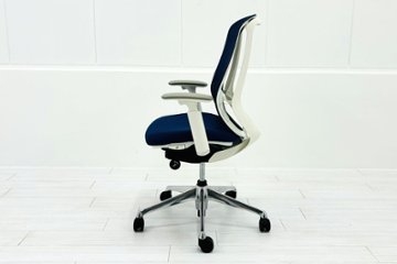 【ポリッシュ脚ピカピカ磨き有！】オカムラ シルフィーチェア 中古 2020年製 ハイバック 可動肘 OKAMURA Sylphy クッション 中古オフィス家具 C685BW-FMP3 ミディアムブルー画像