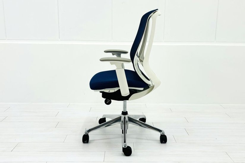 【ポリッシュ脚ピカピカ磨き有！】オカムラ シルフィーチェア 中古 2020年製 ハイバック 可動肘 OKAMURA Sylphy クッション 中古オフィス家具 C685BW-FMP3 ミディアムブルー画像