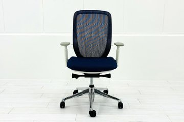 【ポリッシュ脚ピカピカ磨き有！】オカムラ シルフィーチェア 中古 2020年製 ハイバック 可動肘 OKAMURA Sylphy クッション 中古オフィス家具 C685BW-FMP3 ミディアムブルー画像