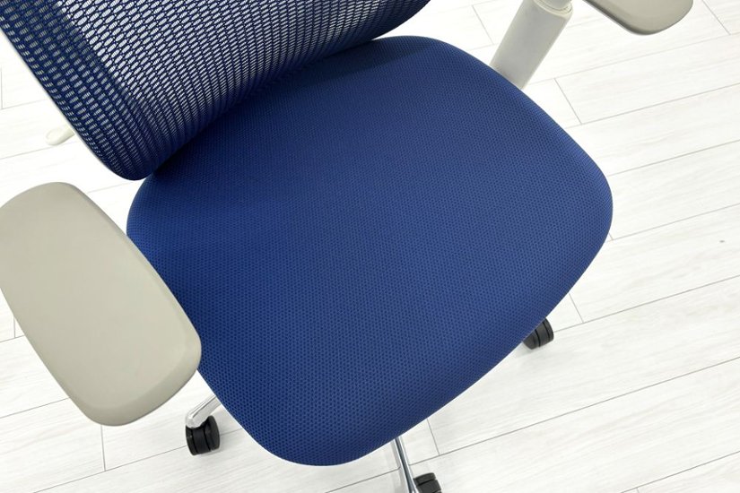 【ポリッシュ脚ピカピカ磨き有！】オカムラ シルフィーチェア 中古 2020年製 ハイバック 可動肘 OKAMURA Sylphy クッション 中古オフィス家具 C685BW-FMP3 ミディアムブルー画像