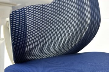 【ポリッシュ脚ピカピカ磨き有！】オカムラ シルフィーチェア 中古 2020年製 ハイバック 可動肘 OKAMURA Sylphy クッション 中古オフィス家具 C685BW-FMP3 ミディアムブルー画像