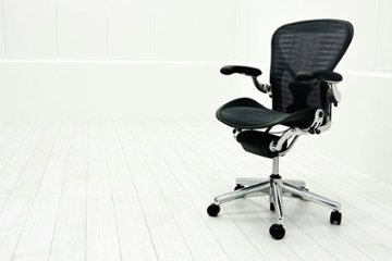 【ポリッシュ脚ピカピカ磨き有！】アーロンチェア 中古 Bサイズ フル装備 タキシードメッシュ ハーマンミラー 肘レバー アルミ脚 レザーアーム Herman Miller Aeron Chairの画像