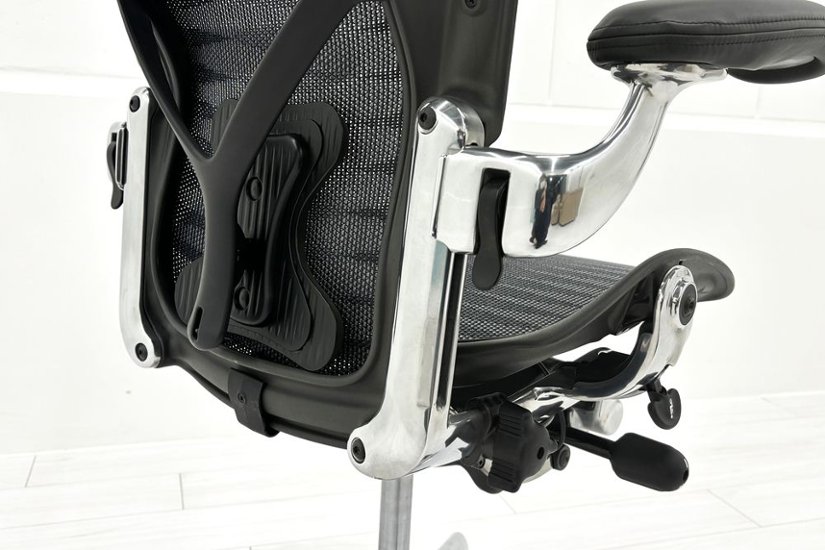 【ポリッシュ脚ピカピカ磨き有！】アーロンチェア 中古 Bサイズ フル装備 タキシードメッシュ ハーマンミラー 肘レバー アルミ脚 レザーアーム Herman Miller Aeron Chair画像