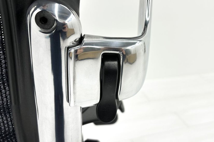 【ポリッシュ脚ピカピカ磨き有！】アーロンチェア 中古 Bサイズ フル装備 タキシードメッシュ ハーマンミラー 肘レバー アルミ脚 レザーアーム Herman Miller Aeron Chair画像