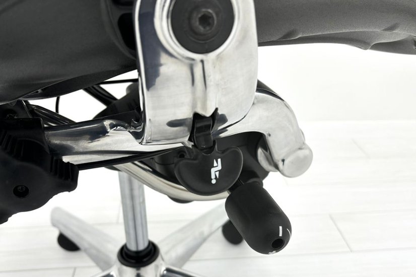 【ポリッシュ脚ピカピカ磨き有！】アーロンチェア 中古 Bサイズ フル装備 タキシードメッシュ ハーマンミラー 肘レバー アルミ脚 レザーアーム Herman Miller Aeron Chair画像