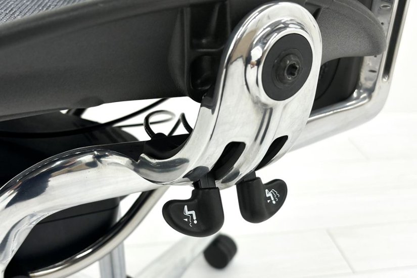 【ポリッシュ脚ピカピカ磨き有！】アーロンチェア 中古 Bサイズ フル装備 タキシードメッシュ ハーマンミラー 肘レバー アルミ脚 レザーアーム Herman Miller Aeron Chair画像