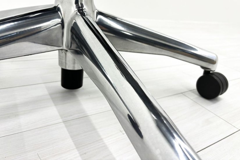 【ポリッシュ脚ピカピカ磨き有！】アーロンチェア 中古 Bサイズ フル装備 タキシードメッシュ ハーマンミラー 肘レバー アルミ脚 レザーアーム Herman Miller Aeron Chair画像