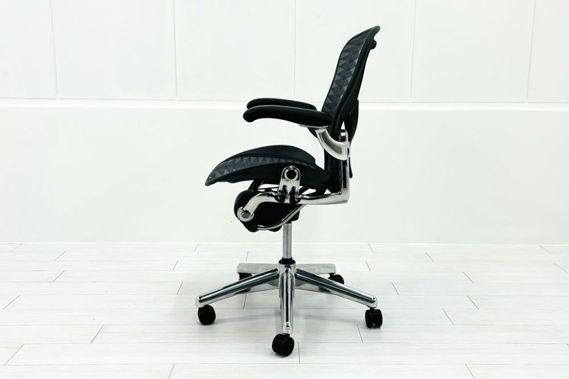 【ポリッシュ脚ピカピカ磨き有！】アーロンチェア 中古 Bサイズ フル装備 タキシードメッシュ ハーマンミラー 肘レバー アルミ脚 レザーアーム Herman Miller Aeron Chair画像