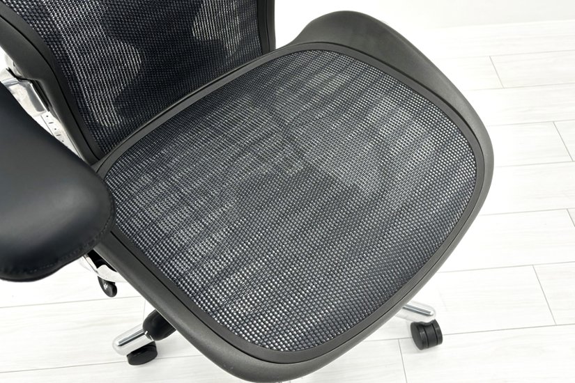 【ポリッシュ脚ピカピカ磨き有！】アーロンチェア 中古 Bサイズ フル装備 タキシードメッシュ ハーマンミラー 肘レバー アルミ脚 レザーアーム Herman Miller Aeron Chair画像