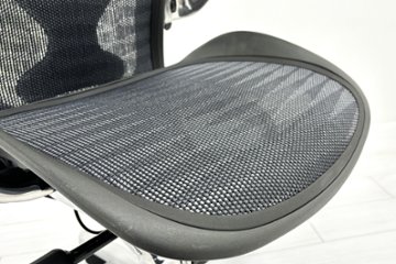 【ポリッシュ脚ピカピカ磨き有！】アーロンチェア 中古 Bサイズ フル装備 タキシードメッシュ ハーマンミラー 肘レバー アルミ脚 レザーアーム Herman Miller Aeron Chair画像