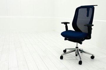 【ポリッシュ脚ピカピカ磨き有！】オカムラ シルフィーチェア 中古 2020年製 ハイバックメッシュ 可動肘 OKAMURA  Sylphy 中古オフィス家具 ミディアムブルーの画像