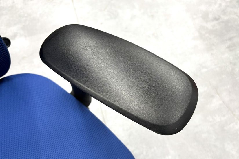 【ポリッシュ脚ピカピカ磨き有！】オカムラ シルフィーチェア 中古 2020年製 ハイバックメッシュ 可動肘 OKAMURA  Sylphy 中古オフィス家具 ミディアムブルー画像